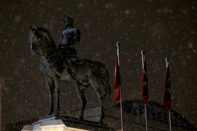 ANKARA BEYAZA BÜRÜNDÜ