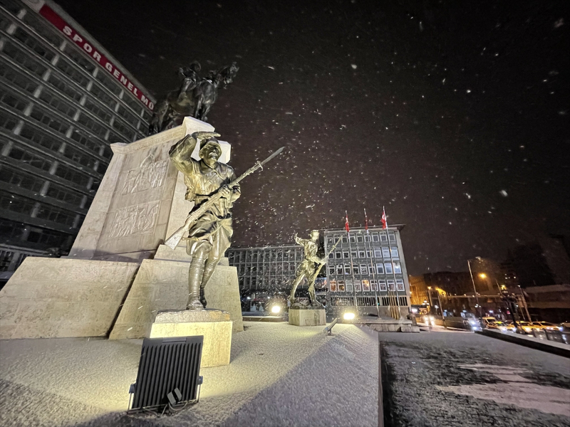 ANKARA BEYAZA BÜRÜNDÜ