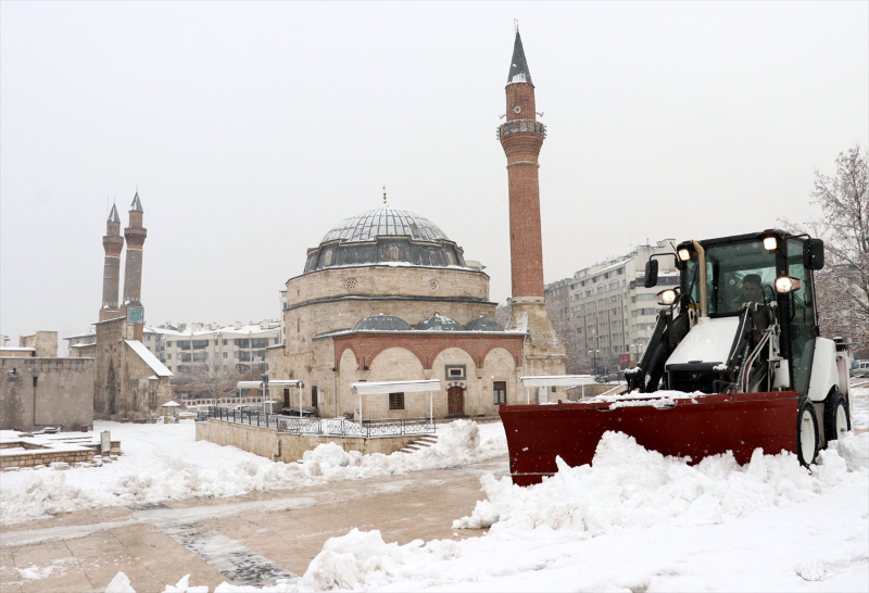 Sivas'ta kar yağışı etkili oldu