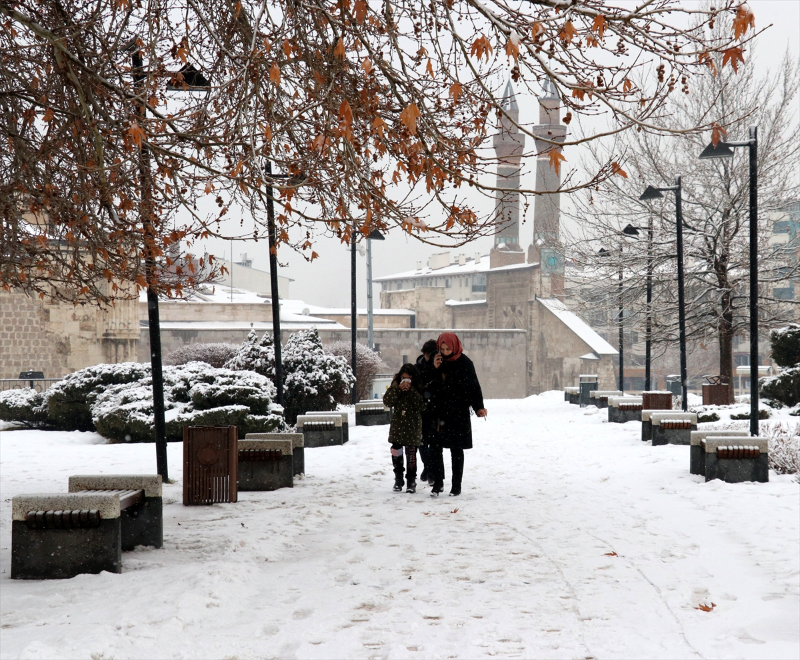 Sivas'ta kar yağışı etkili oldu