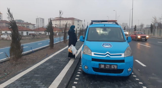 Evinden getirdiği yiyecekleri çöp konteynerinden toplamış gibi yaparak dilenen kadın yakalandı