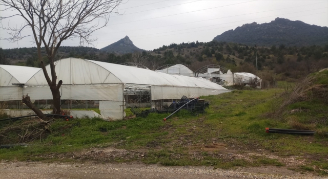 Mihalgazi’de şiddetli rüzgardan zarar gören seralarda hasar tespit çalışması yapılıyor