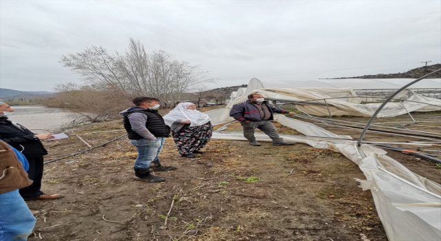 Mihalgazi İlçe Belediye Başkanı Akgün, rüzgardan zarar gören seraları inceledi