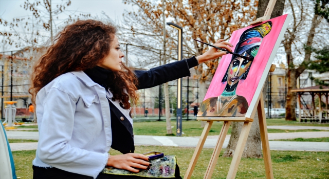 Genç ressam yaptığı resimleri sosyal medyadan satarak sokak hayvanlarını besliyor