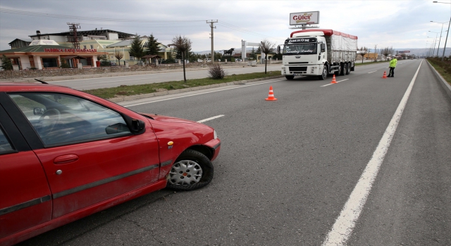 Sivas’ta sürücüsünün direksiyon hakimiyetini kaybettiği otomobil ters şeride geçti: 1 yaralı 