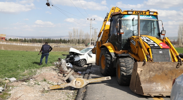 Ankara’da otomobilin elektrik direğine çarpması sonucu 4 kişi yaralandı