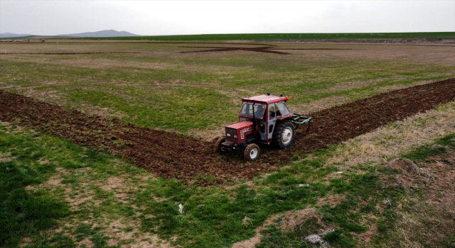 Kırşehirli çiftçi, bayrak sevgisini traktörüyle tarlasına yansıttı