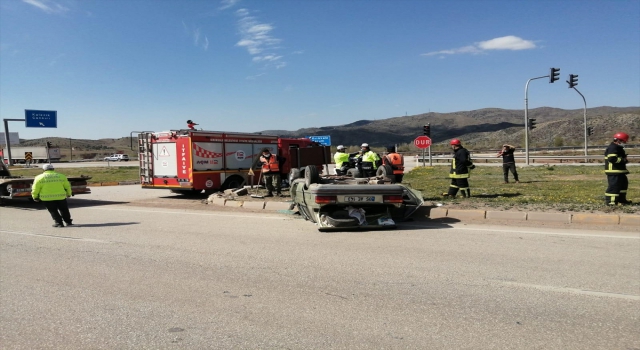 Kırıkkale’de devrilen otomobildeki 2 kişi yaralandı