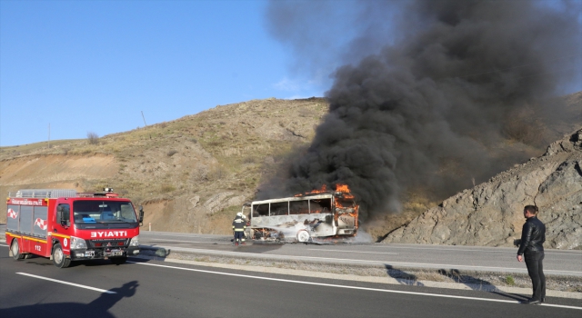 Yozgat’ta seyir halindeki işçi servis midibüsü yandı