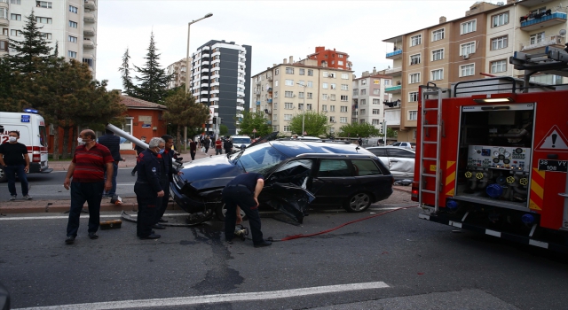 Kayseri’de iki otomobil çarpıştı: 3 yaralı