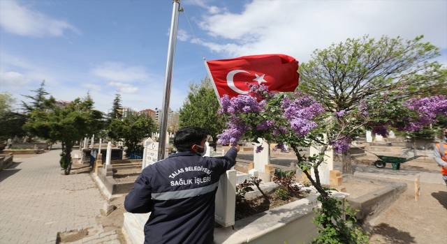 Talas’ta mezarlıkların bakım ve temizliği yapılıyor 