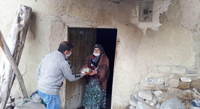 Ulaş Kaymakamlığı ihtiyaç sahibi 62 aileye günlük sıcak yemek dağıtıyor 