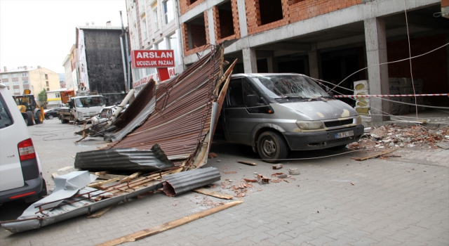 Sivas’ta fırtına nedeniyle bazı binaların çatısı uçtu