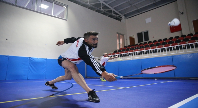 Sağlık için, 7’den 70’e herkesin rahatlıkla yapabildiği badmintonda buluşuyorlar