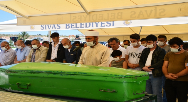 Sivas’ta mezuniyet fotoğrafı çekimi dönüşünde kazada ölen lise öğrencisinin cenazesi defnedildi