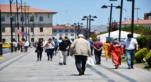 İç Anadolu’da kademeli normalleşmenin üçüncü etabının başlamasıyla cadde ve sokaklarda yoğunluk oluştu