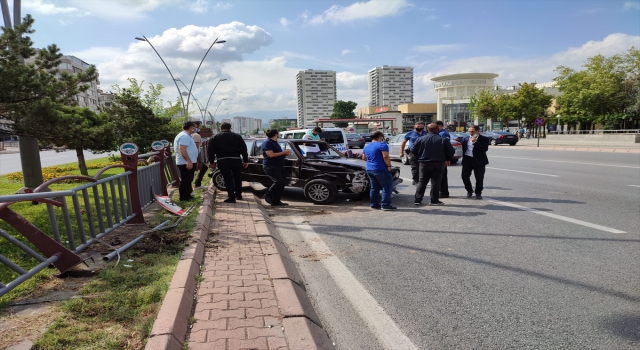 Kayseri’de devrilen otomobilin sürücüsü yara almadan kurtuldu