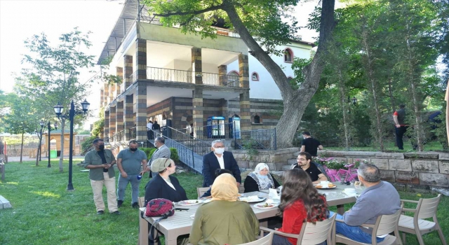 Büyükşehir Belediye Başkanı Memduh Büyükkılıç Koramaz Kafe Restoran’ı ziyaret etti