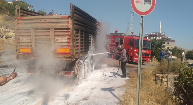 Kayseri’de seyir halindeki kamyon yandı