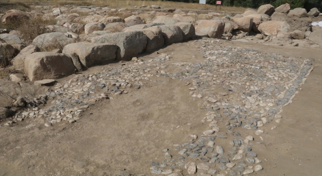 Uşaklı Höyük’te 3 bin 500 yıllık mozaik bulundu