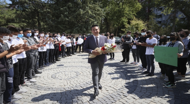 ”Dünyanın en iyi”leri arasına giren öğretmene okulunda sürpriz kutlama