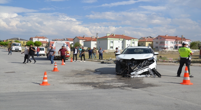 Şarkışla’da çarpışan iki otomobilin sürücüleri yaralandı