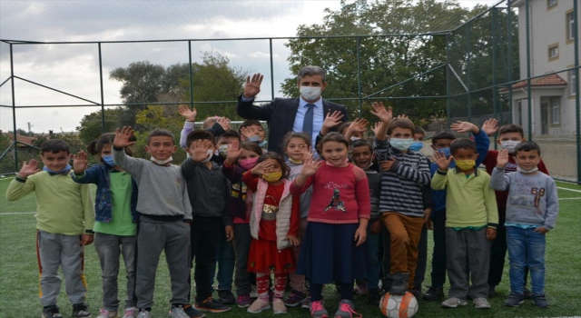 Yozgat Belediye Başkanı Köse, öğrencilere maske ve kolonya dağıttı