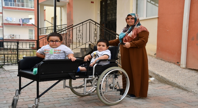 Sivas’ta cam kemik hastası ikizlere özel tekerlekli sandalye üretildi