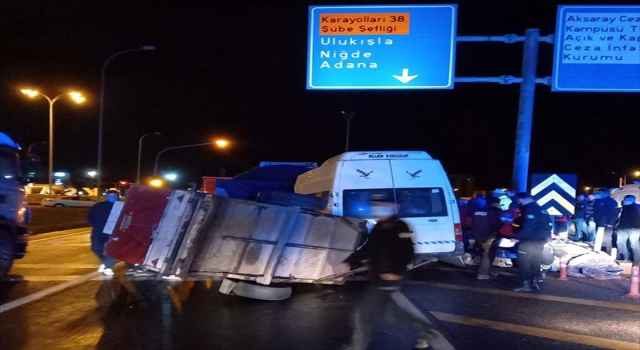 Aksaray’da mevsimlik işçileri taşıyan minibüs tırla çarpıştı, 17 kişi yaralandı