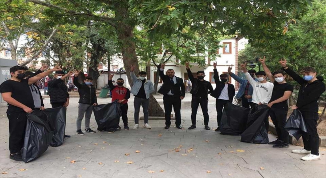 Kırıkkale Ülkü Ocakları Başkanlığınca parkta temizlik yapıldı