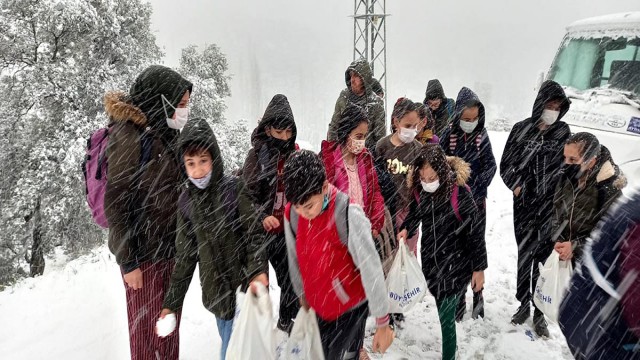 Aydın’da yolda mahsur kalan öğrencilere Büyükşehir ekipleri yetişti