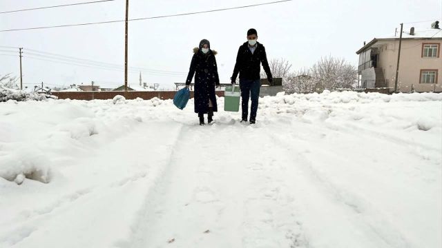 Aksaray'da sağlık çalışanları aşı için karlı yolları aşıyor