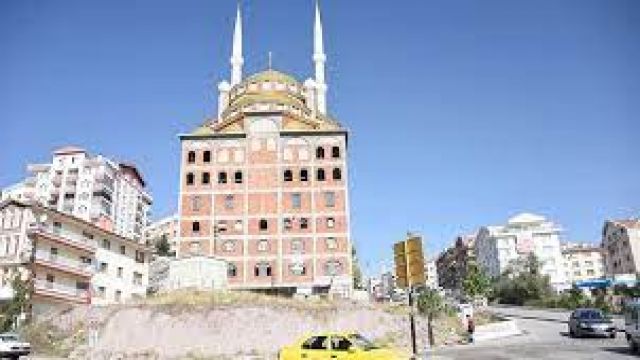 Ankara'da Görenleri Şaşırtan 'Apartman Üstü' Cami