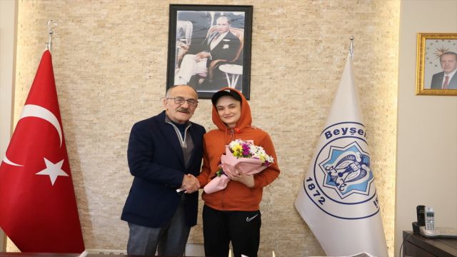 Beyşehir Belediye Başkanı şampiyon milli tekvandocuyu altınla ödüllendirdi