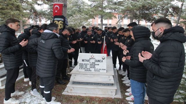 Eskişehirspor'dan şehit Binbaşı Dunca ile Piyade Er Tarcan'ın mezarlarına ziyaret