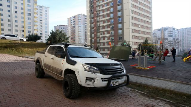 Kayseri'de freni boşalan pikap çocuk parkına girdi, 2 kişi yaralandı