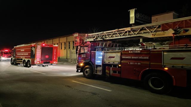 Kayseri'de kağıt fabrikasında çıkan yangın başarlı bir şekilde söndürüldü