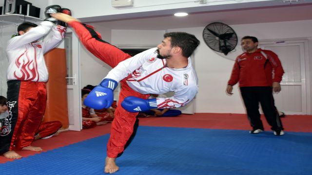 Kick boks antrenörü Adem Ayten, "sporcu fabrikası" gibi çalışıyor: