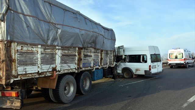 Kırıkkale'de kamyon ile öğrenci servisinin çarpıştığı kazada 7 öğrenci yaralandı