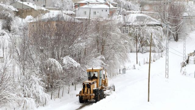 Sivas'ta kar nedeniyle 38 köy yolunda ulaşım sağlanamıyor