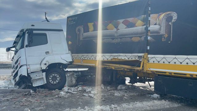 Sivas'ta refüje sürüklenen tır yolu ulaşıma kapattı