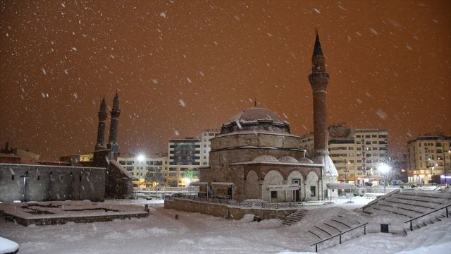 Tarihi yapılarıyla ünlü Sivas'ta kar güzelliği gecenin karanlığını aydınlattı