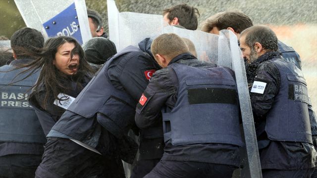 AA'nın savaş muhabirliği eğitiminde toplumsal olaylara müdahale tatbikatı