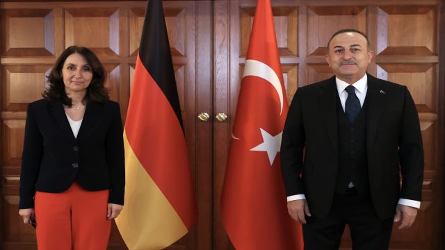 Dışişleri Bakanı Çavuşoğlu, Almanya Federal Meclisi Başkan Yardımcısı Özoğuz ile görüştü