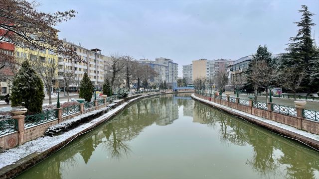 Eskişehir güne beyaz örtüyle uyandı