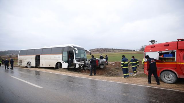 Eskişehir'de servis otobüsü ile otomobili çarpıştı, 3 kişi öldü, 1 kişi yaralandı