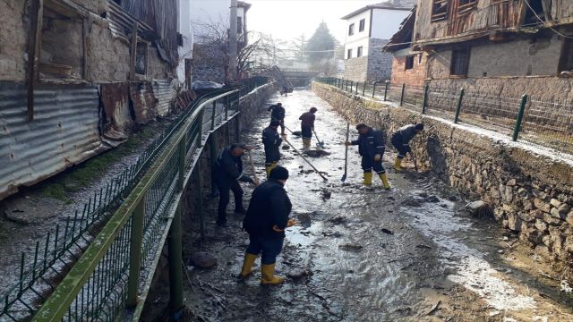 Güdül'de derelerde temizlik çalışması başlatıldı