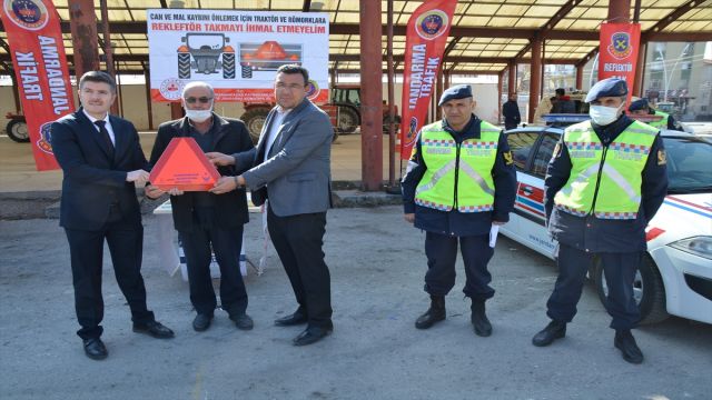 Kahramankazan'da traktör kazalarını önlemek için çiftçilere reflektör dağıtıldı