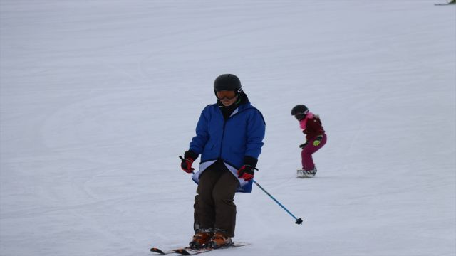 Kar yağışıyla İç Anadolu'nun zirvesi Erciyes'te sezonun mayısa kadar uzaması öngörülüyor