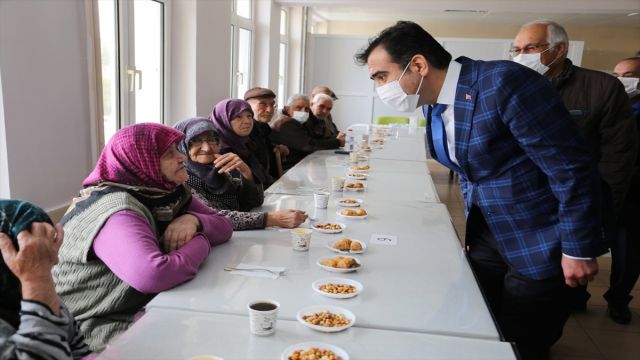 Karaman Belediye Başkanı Savaş Kalaycı huzurevini ziyaret etti